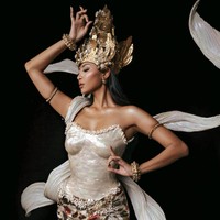 Agnes turut membawa properti berbentuk rangkaian bulir padi berwarna emas yang menjuntai panjang. Elemen tersebut menjadi simbol hasil panen, kelimpahan, dan kemakmuran, sekaligus mempertegas identitas Dewi Sri sebagai pelindung pertanian. Foto: Instagram/@officialputeriindonesia