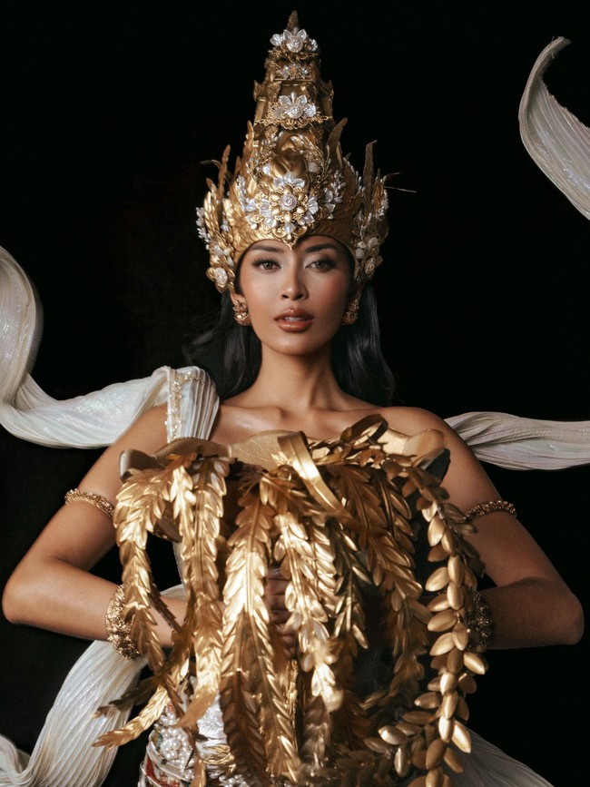 Agnes tampil dengan riasan wajah bernuansa glamor. Bibir dipulas lipstik nude, sementara riasan mata dibuat lebih tegas. Foto: Instagram/@officialputeriindonesia