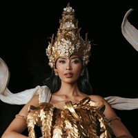 Agnes tampil dengan riasan wajah bernuansa glamor. Bibir dipulas lipstik nude, sementara riasan mata dibuat lebih tegas. Foto: Instagram/@officialputeriindonesia