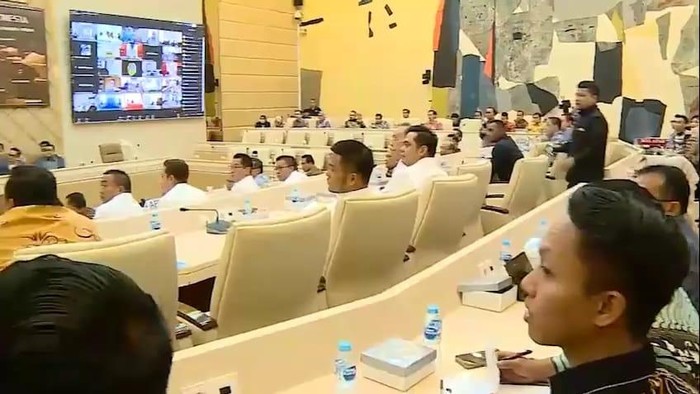 Suasana rapat Komisi II DPR saat Deddy Sitorus PDIP berucap kayak sirkus.