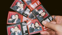 Rigen dan istrinya menyempatkan diri berfoto di dalam photobox. Bismillah till jannah, tulisnya dilihat di Instagram, Kamis (30/7/2026). (Foto: dok Instagram rigensih)