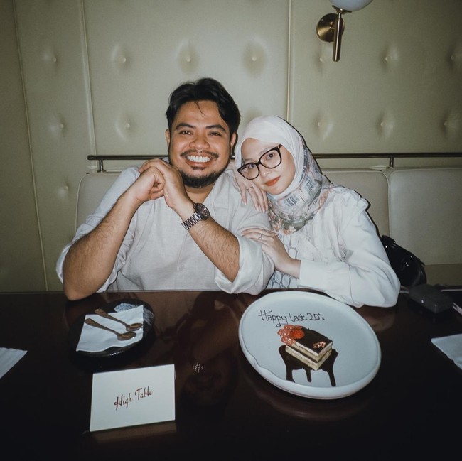 Momen Rigen Rakelna Ajak Istri Dinner Romantis di HUT Ke-7 Pernikahan