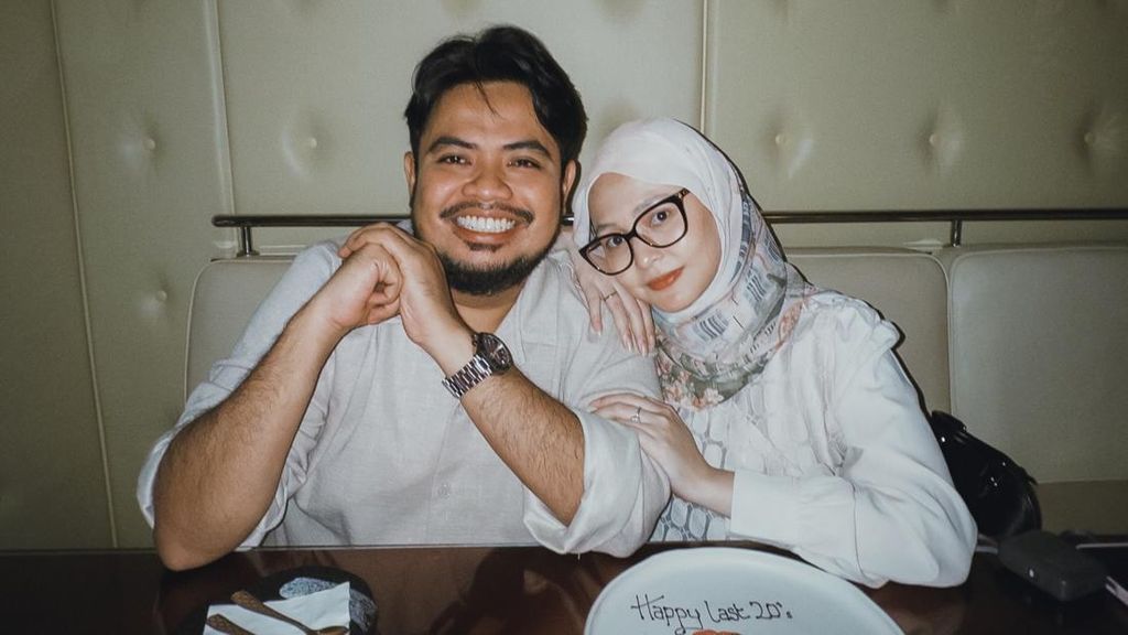 Momen Rigen Rakelna Ajak Istri Dinner Romantis di HUT Ke-7 Pernikahan