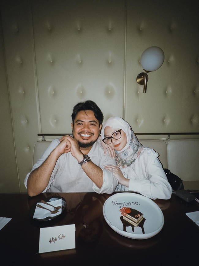 Momen Rigen Rakelna Ajak Istri Dinner Romantis di HUT Ke-7 Pernikahan