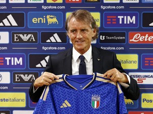 Misi Mancini Rebut Hati Penggemar Italia Lagi