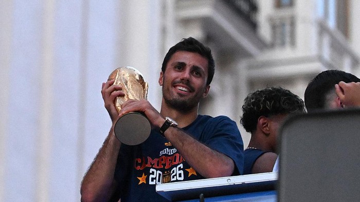 MADRID, SPAIN - JULY 20: Spains captain, Rodri Hernandez, holds the World Cup trophy during the Spanish national teams victory parade to celebrate their triumph in the 2026 World Cup, on 20 July 2026, in Madrid, Spain. The Spanish team were crowned 2026 World Cup champions yesterday after beating Argentina 10 with a goal from Ferran Torres. (Photo By Jose Oliva/Europa Press via Getty Images)