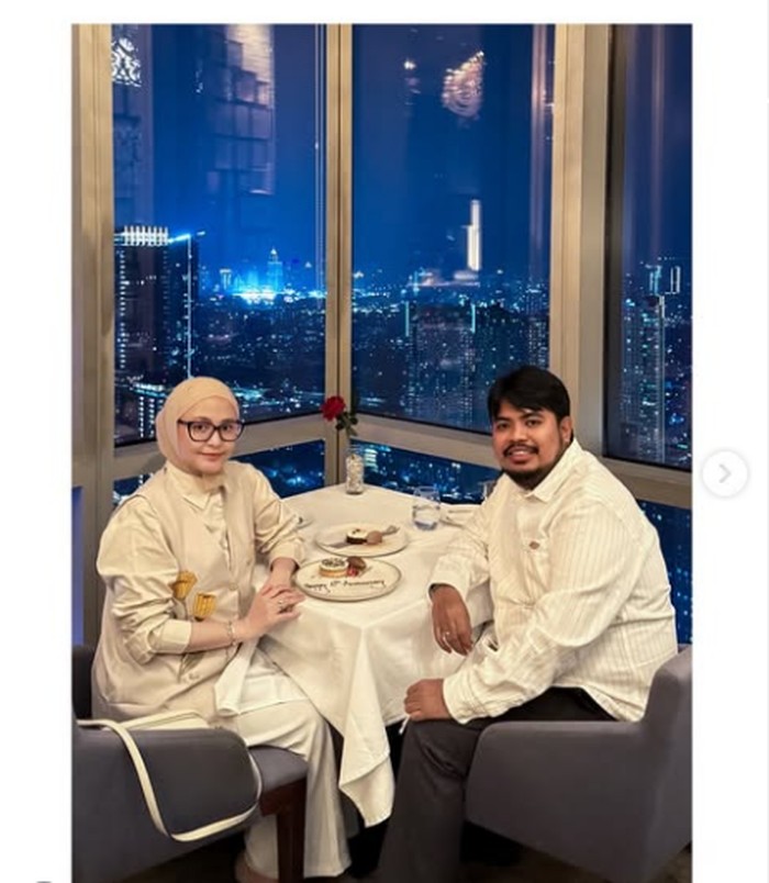 Romantis! Rigen Rakelna Ajak Istri Makan Malam di Restoran