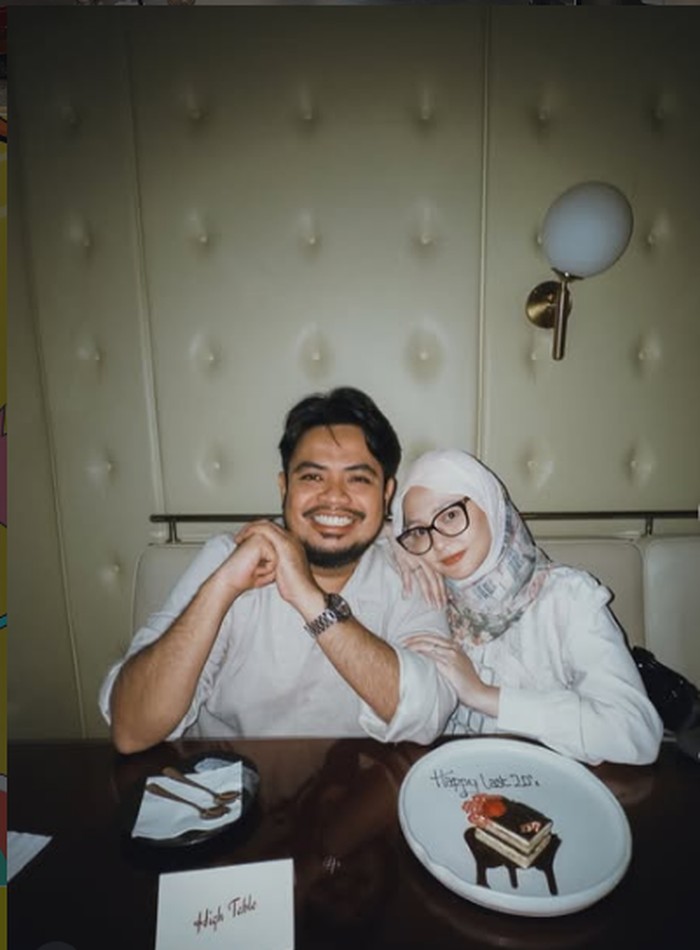 Romantis! Rigen Rakelna Ajak Istri Makan Malam di Restoran