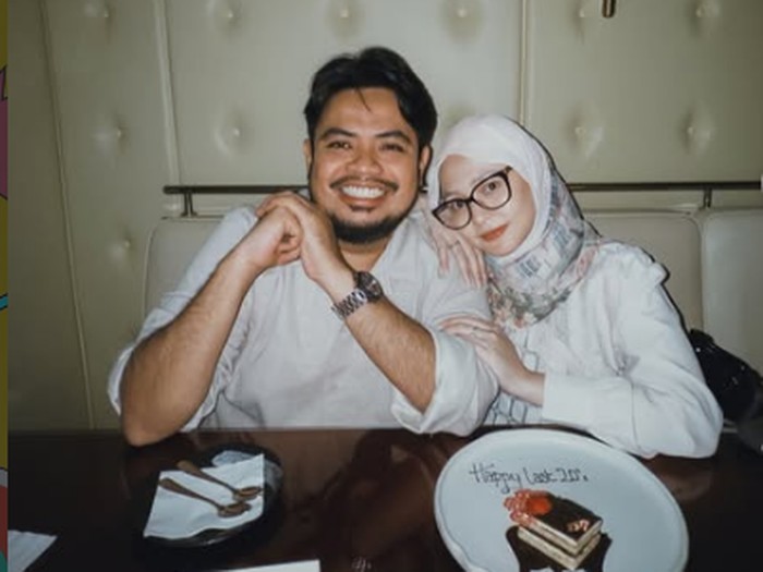 Romantis! Rigen Rakelna Ajak Istri Makan Malam di Restoran