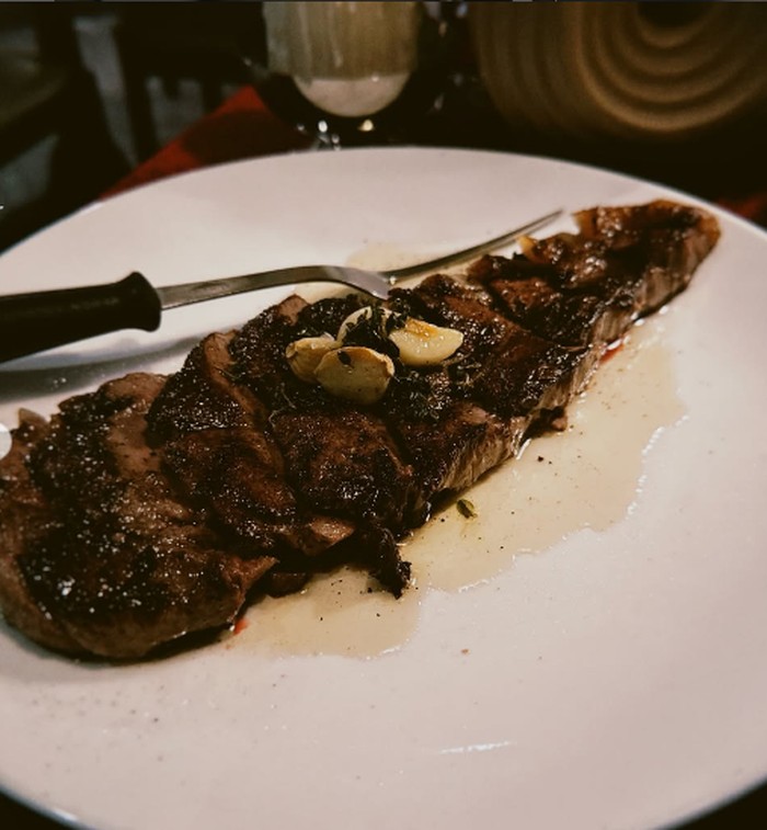 Romantis! Rigen Rakelna Ajak Istri Makan Malam di Restoran