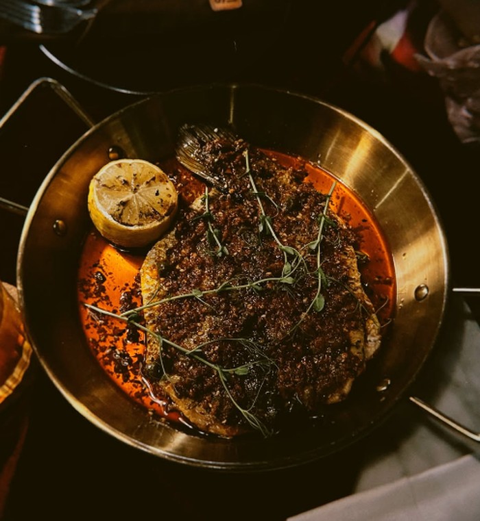 Romantis! Rigen Rakelna Ajak Istri Makan Malam di Restoran