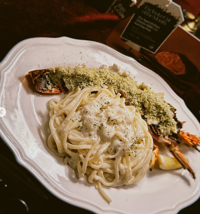Romantis! Rigen Rakelna Ajak Istri Makan Malam di Restoran