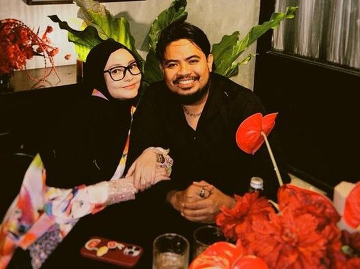 Romantis! Rigen Rakelna Ajak Istri Makan Malam di Restoran