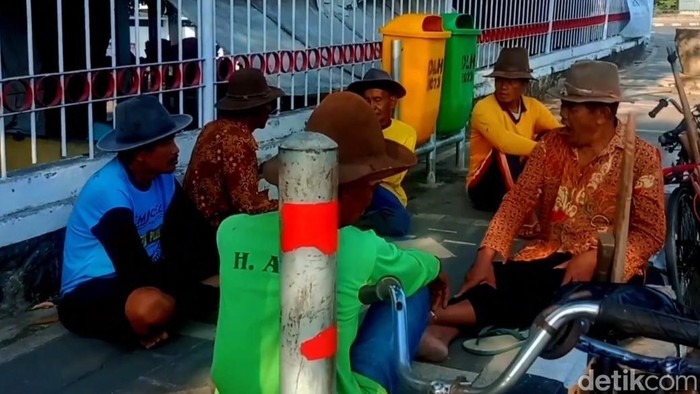 Rombongan kuli pengki sedang mangkal di trotoar depan Masjid Agung Indramayu, Kamis (30/7/2026).