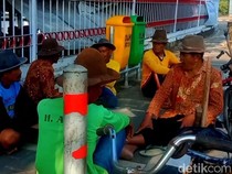 Menolak Renta, Perjuangan Kuli Pengki Indramayu Cari Nafkah