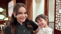 Rossa memastikan gak pernah ngumpetin Raina ke publik. Aku memang dari dulu gak terlalu ekspos kehidupan pribadi aku, memang sudah terbiasa. Aku gak ngumpetin dia, cuma mungkin orang gak engeh, dia ada di mana saja loh. Ya waktunya memang gak bisa menjelaskan, katanya. (Foto: dok Instagram itsrossa910)