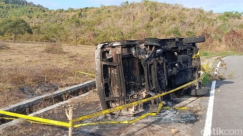 Salah satu mobil yang dibakar dalam bentrokan warga dua kampung di Manggarai Barat, NTT.