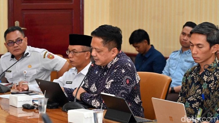 Sales Branch Manager II Fuel Kalteng PT Pertamina Patra Niaga Lucky Haryanto saat rapat di Pemkab Kobar.