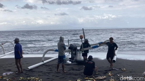 Sejumlah nelayan di pesisir Pantai Goa Lawah, Desa Pesinggahan, Klungkung, Bali, Kamis (30/7/2026). (Foto: Fatih Kudus Jaelani/detikBali)