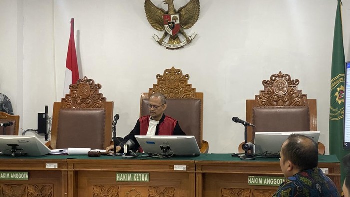 Mantan Wakil Kepala BGN Lodewyk Pusung mengajukan gugatan praperadilan terhadap status tersangka kasus dugaan korupsi tata kelola MBG. Praperadilan dilayangkan Lodewyk, ditolak hakim, Kamis (30/7/2026).