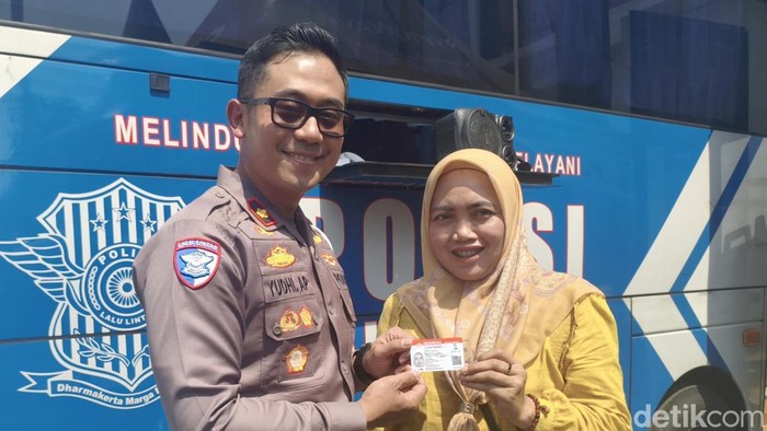 SIM Keliling Polresta Sidaorjo tersedia 24 jam. Bukan cuma perpanjang SIM tapi juga bisa curhat soal hukum.
