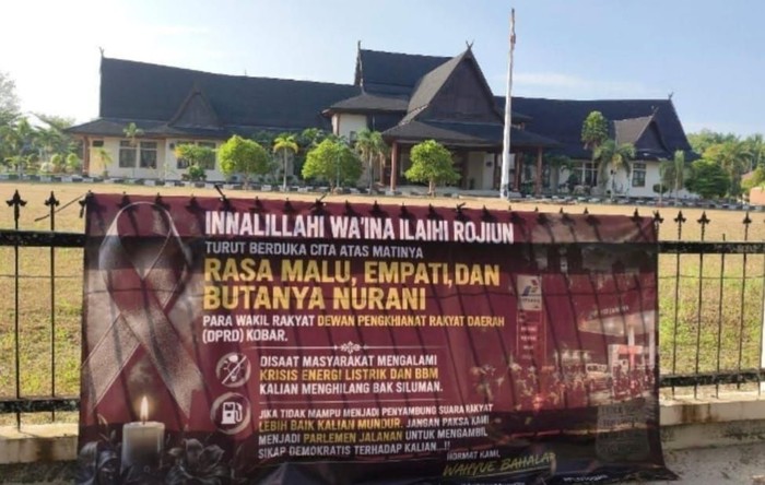 Spanduk protes krisis BBM dan listrik dipasang di pagar DPRD Kobar. (dok Istimewa)