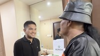 Saat menjenguk Adzam, Sule bertemu dengan suami Nathalie Holscher, Aripat. Hei, pulang dulu ya. Selamat ya, nitip Adzam, tutur Sule kepada Aripat. Foto: Channel YouTube Sule