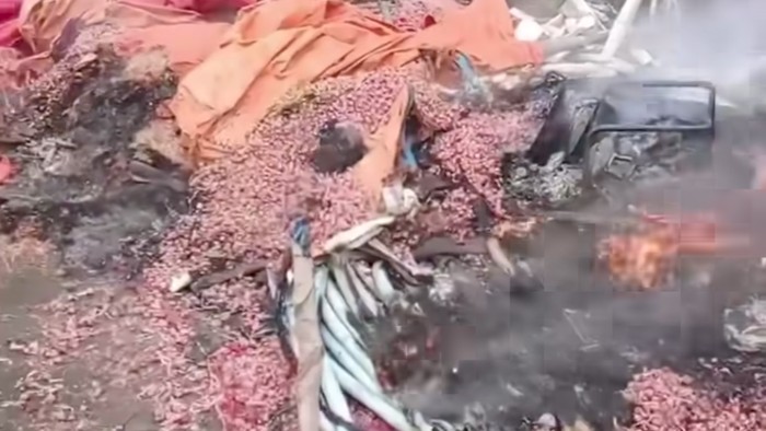 Tangkapan layar video saat massa membakar bawang merah milik petani di Dompu, NTB, Minggu (26/7/2026). (Foto: Dok. Istimewa)