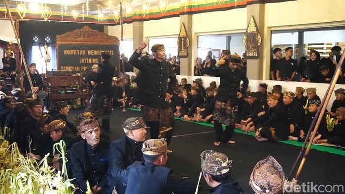 Tari Sodoran menutup puncak Perayaan Hari Raya Karo 1948 Saka Suku Tengger