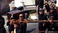 Ritual adat tahunan masyarakat Hindu Suku Tengger ini menjadi puncak rangkaian upacara yang melambangkan proses terciptanya langit, bumi, dan seluruh isinya.