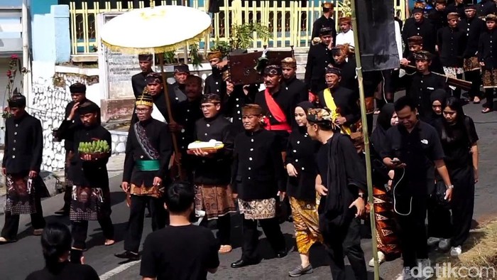 Tari Sodoran Warnai Hari Raya Karo Suku Tengger