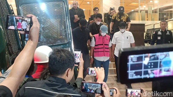 Tersangka TPPU Febrie Adriansyah yang baru, berinisial NH. (Rizky Adha/detikcom)
