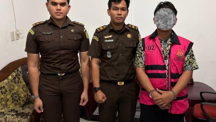 Tersangka YML saat hendak ditahan. (Foto: dok. Kejari Labusel)
