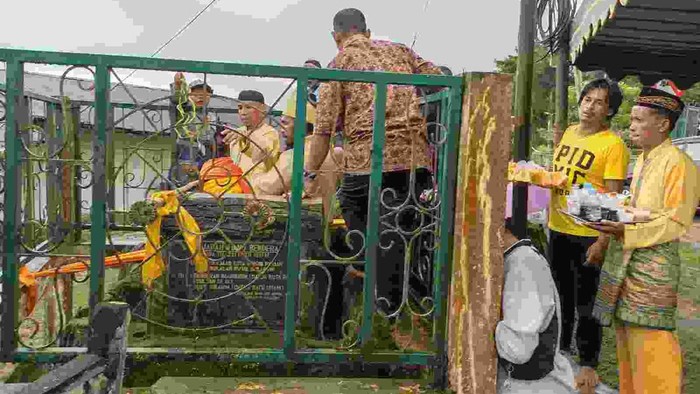 Lokasi Tiang Sangga Buana. Tiang ini merupakan tonggak awal berdirinya Kota Pangkalan Bun. Tiang ini roboh dan tak dipasang kembali di area Istana Kuning pada 2022, hanya tersisa tiang bagian bawah saja