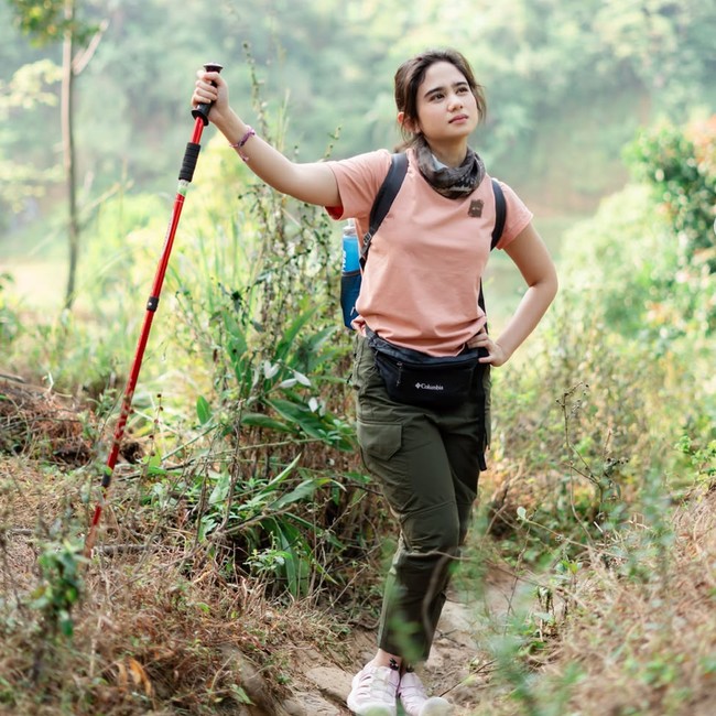 Gaya Simpel Tissa Biani Trekking, Tampil Cantik Natural Tanpa Pulasan Makeup