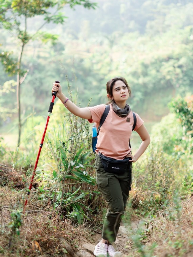 Gaya Simpel Tissa Biani Trekking, Tampil Cantik Natural Tanpa Pulasan Makeup