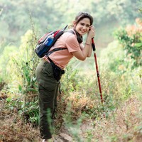 Penampilan Tissa terlihat natural tanpa pulasan makeup sedikitpun. Rambutnya juga hanya dibiarkan diikat satu dengan beberapa helaian poni di samping kiri dan kanan. Foto: Instagram/@tissabiani