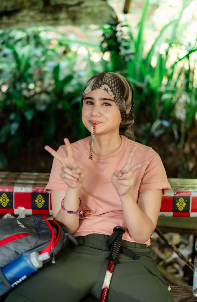 Di beberapa foto juga terlihat Tissa yang mengenakan penutup kepala. Meski tampil sederhana tanpa pulasan makeup, Tissa tetap terlihat cantik. Foto: Instagram/@tissabiani