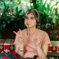 Di beberapa foto juga terlihat Tissa yang mengenakan penutup kepala. Meski tampil sederhana tanpa pulasan makeup, Tissa tetap terlihat cantik. Foto: Instagram/@tissabiani
