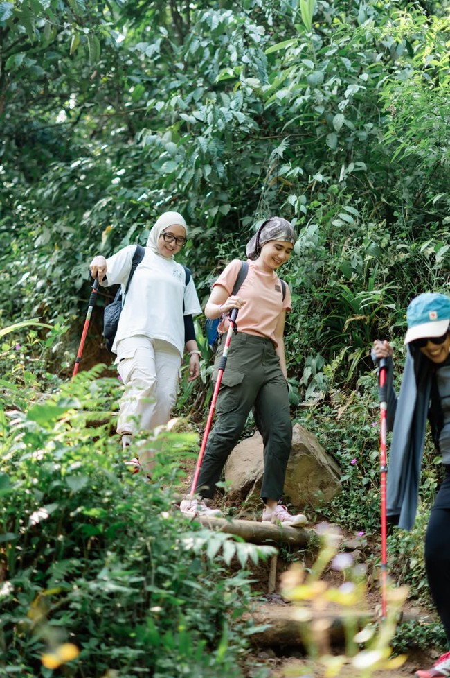Tak sendirian, Tissa trekking bersama teman-temannya. Tampaknya artis 24 tahun itu memang menyukai kegiatan yang berhubungan dengan alam. Sebelumnya Tissa juga sempat curi atensi melalui fotonya saat mendaki gunung Merbabu. Foto: Instagram/@tissabiani