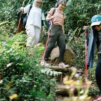 Tak sendirian, Tissa trekking bersama teman-temannya. Tampaknya artis 24 tahun itu memang menyukai kegiatan yang berhubungan dengan alam. Sebelumnya Tissa juga sempat curi atensi melalui fotonya saat mendaki gunung Merbabu. Foto: Instagram/@tissabiani