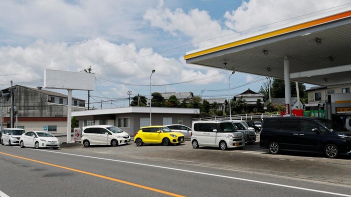 Cars queue to enter a gas station after an earthquake with a magnitude of 7.1 struck Japan's southern Kumamoto Prefecture, in Uki, Japan, July 30, 2026. REUTERS/Kim Kyung-Hoon