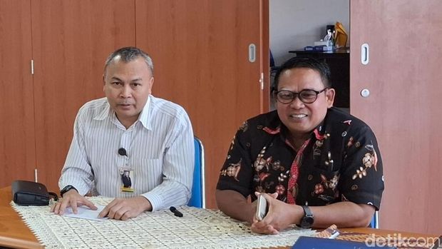 Wakil Rektor IV Undana Philiphi de Rozari (kemeja putih) dan Dekan FKM Undana Apris Adu (batik hitam) saat memberikan keterangan pers di FKM Undana, Jumat (30/7/2026). (Yufengki Bria/detikBali). Wakil Rektor IV Undana Philiphi de Rozari (kemeja putih) dan Dekan FKM Undana Apris Adu (batik hitam) saat memberikan keterangan pers di FKM Undana, Jumat (30/7/2026). (Yufengki Bria/detikBali).