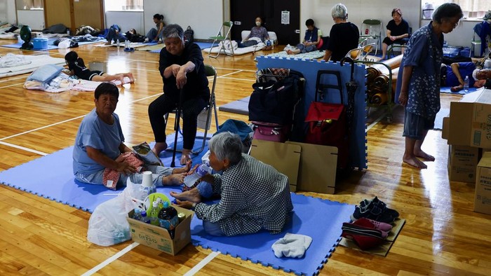 Local residents rest inside a gymnasium at a community centre, which is serving as an evacuation shelter, after an earthquake, in Yatsushiro, Japan, July 30, 2026.  REUTERS/Issei Kato