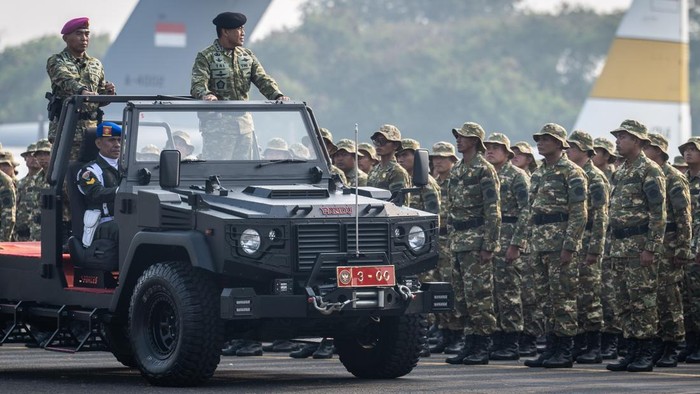 Sejumlah calon manajer Koperasi Merah Putih meneriakkan yel-yel usai upacara penutupan Diklat Bela Negara Sarjana Penggerak Pembangunan Indonesia (SPPI) Koperasi Desa/Kelurahan Merah Putih (KDKMP) dan Kampung Nelayan Merah Putih (KNMP) di Lanud Halim Perdanakusuma, Jakarta, Jumat (31/7/2026). Berdasarkan data Kementerian Pertahanan sebanyak 33.758 calon manajer dinyatakan lulus menyelesaikan pendidikan dan pelatihan terdiri atas 28.626 calon manajer KDKMP serta 5.159 calon manajer KNMP, yang selanjutnya dipersiapkan untuk mendukung pelaksanaan program strategis pemerintah. ANTARA FOTO/Bayu Pratama S