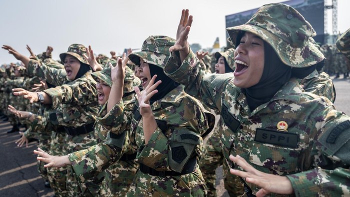 Sejumlah calon manajer Koperasi Merah Putih meneriakkan yel-yel usai upacara penutupan Diklat Bela Negara Sarjana Penggerak Pembangunan Indonesia (SPPI) Koperasi Desa/Kelurahan Merah Putih (KDKMP) dan Kampung Nelayan Merah Putih (KNMP) di Lanud Halim Perdanakusuma, Jakarta, Jumat (31/7/2026). Berdasarkan data Kementerian Pertahanan sebanyak 33.758 calon manajer dinyatakan lulus menyelesaikan pendidikan dan pelatihan terdiri atas 28.626 calon manajer KDKMP serta 5.159 calon manajer KNMP, yang selanjutnya dipersiapkan untuk mendukung pelaksanaan program strategis pemerintah. ANTARA FOTO/Bayu Pratama S