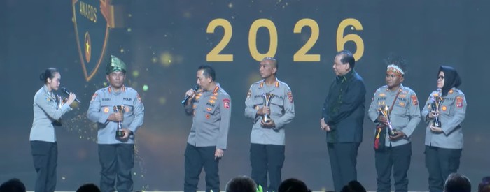 Kapolri Jenderal Listyo Sigit Prabowo dan Chairman of CT Corp Chairul Tanjung bersama dengan lima peraih Hoegeng Awards 2026.