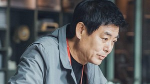 Sung Dong Il memerankan Kim Bong Pal, atasan Yu Bo Na di Durumi Electronics. Dia sepertinya tahu rahasia bawahannya itu. (Foto: dok. MBC)