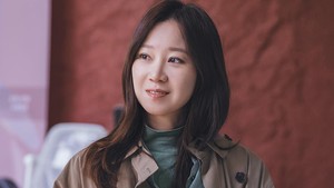 Gong Hyo Jin memerankan Yu Bo Na yang menjalani kehidupan ganda. Di depan banyak orang, dia adalah pegawai di Durumi Electronics. (Foto: dok. MBC)