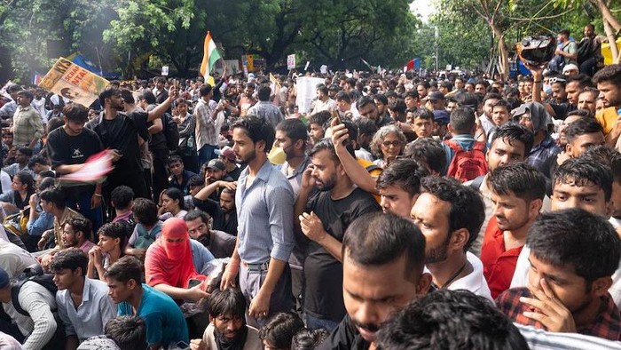 Unjuk rasa berakhir ricuh antara aparat dan anak-anak muda di India